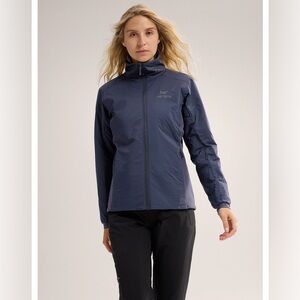 Arc’teryx Women’s Atom Jacket size L in black sapphire